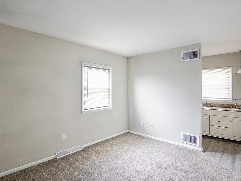 Elmwood Apartments — Photo 8