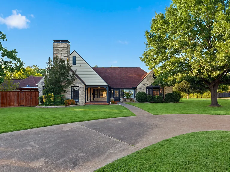 8561 Strathmore Dr — Photo 44