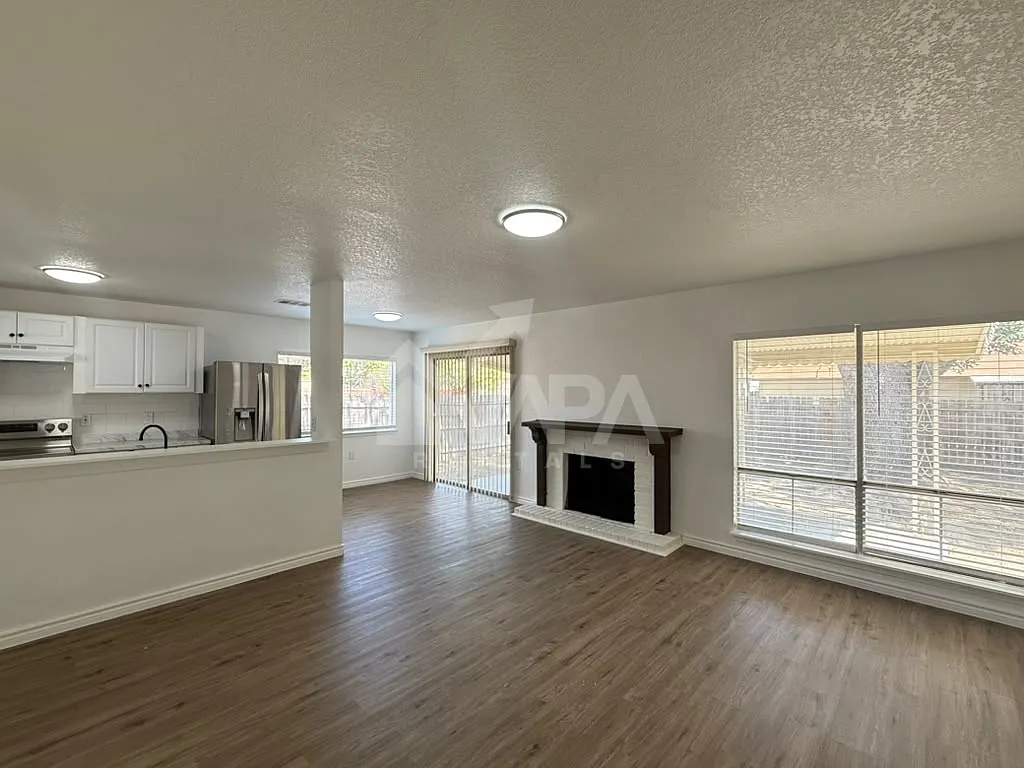 3 bed, 1881 sqft, $2,000 — Photo 4