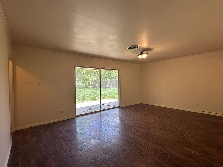 825 Crestview Dr — Photo 4