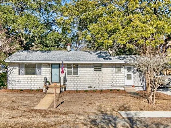 822 Rogers Ln, Mount Pleasant, SC 29464