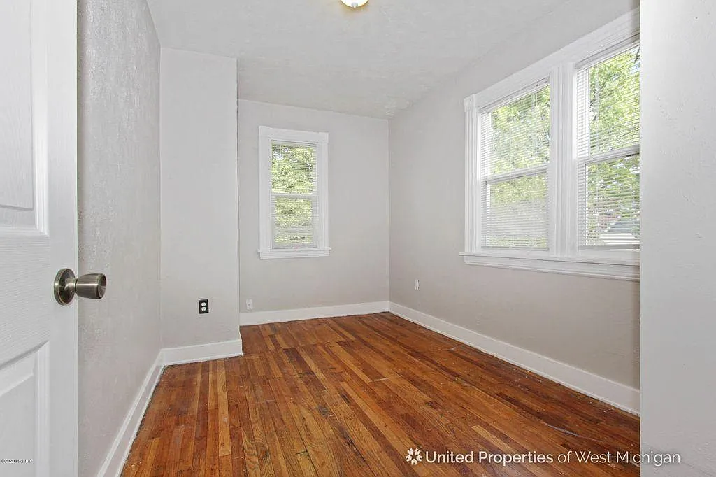 1136 Madison Ave SE — Photo 4