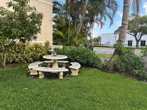 689 NE 92nd St, Miami, FL 33138