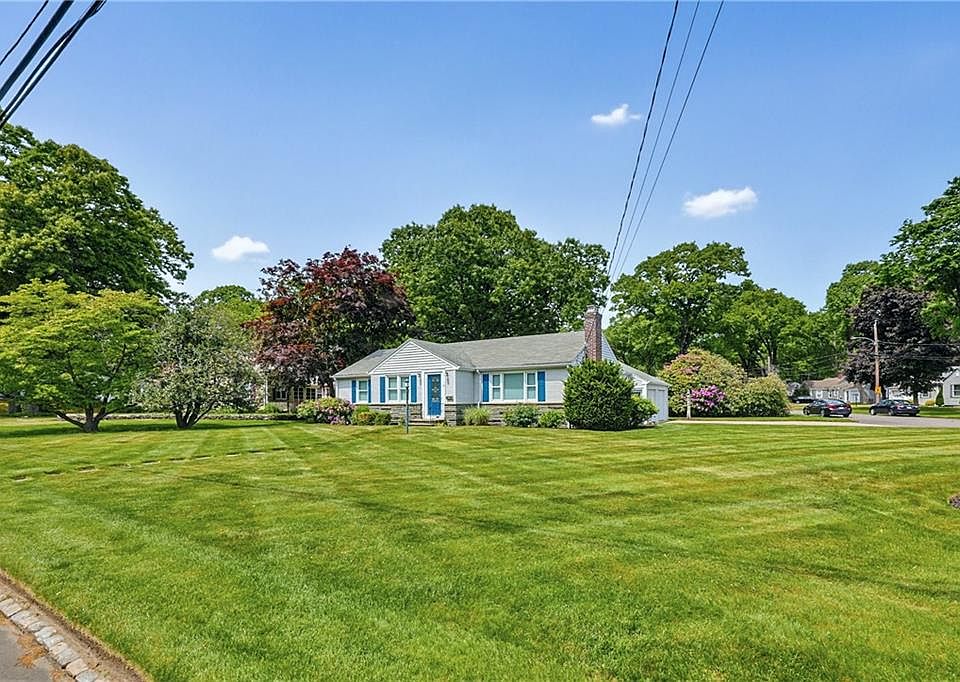 2nd image of 811 Namquid Dr