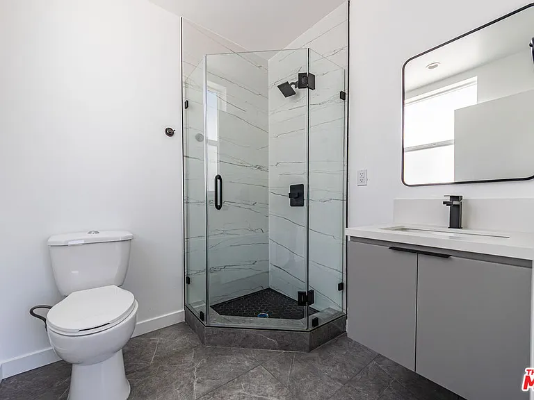 6702 Balboa Blvd #1 — Photo 11
