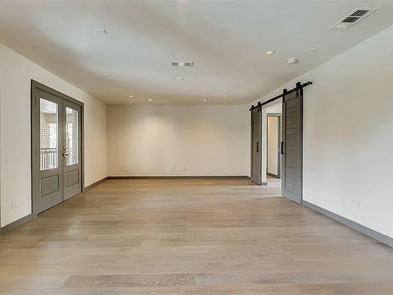 1410 Hyde Park Blvd #101 — Photo 28