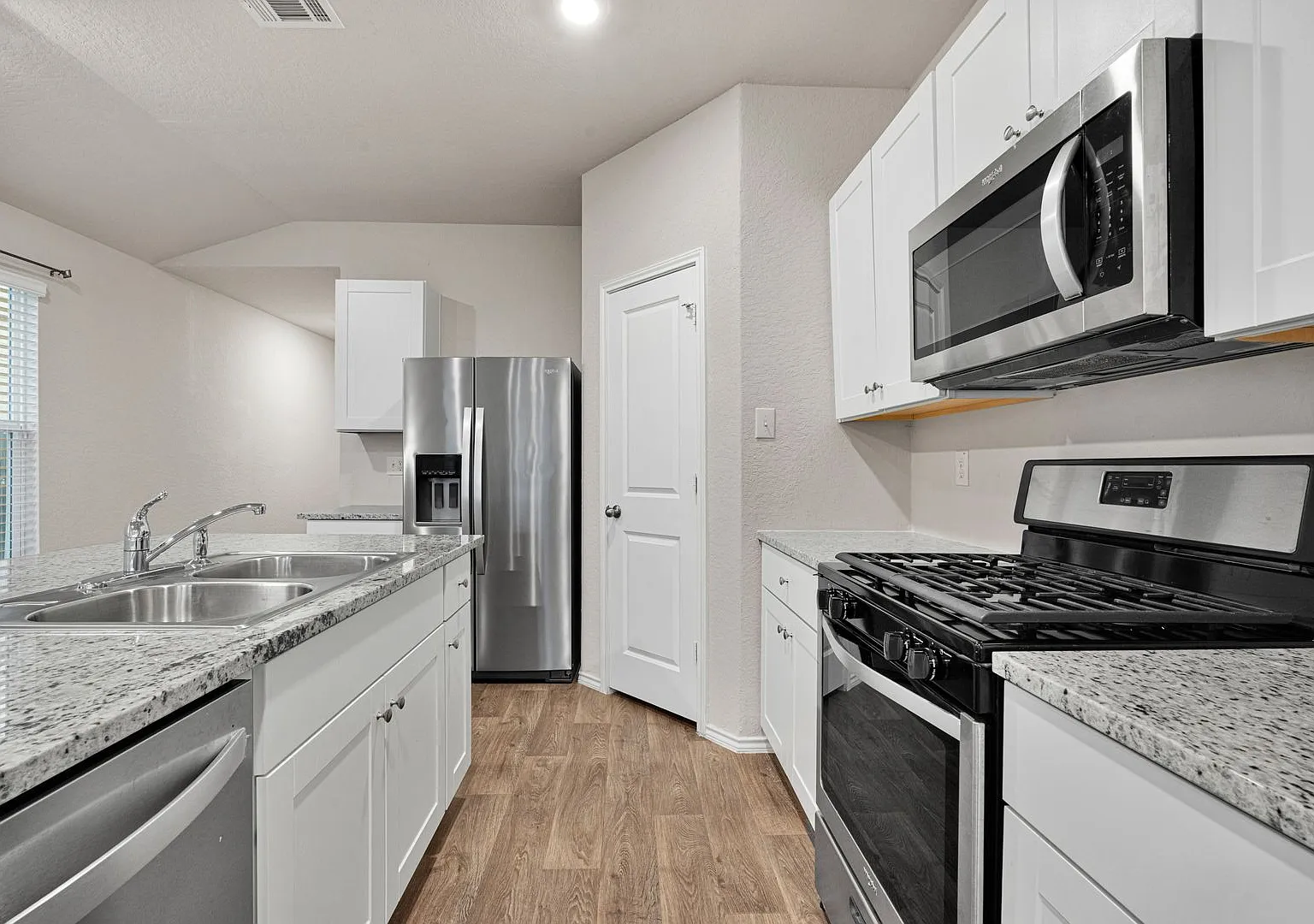 Charming 3 Bed 2 Bath Home in Stoney Creek with Community Amenities! — Photo 3