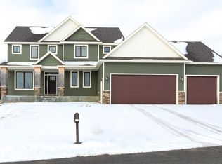 901 Golf View Ave, Zumbrota, MN 55992