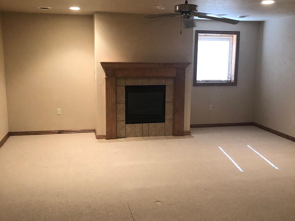 Lower level family room with FP