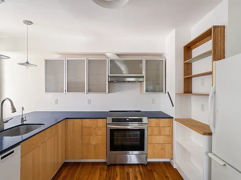 8-10 York Ave #10 — Photo 8