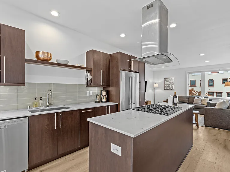 233 E Shelby St — Photo 4