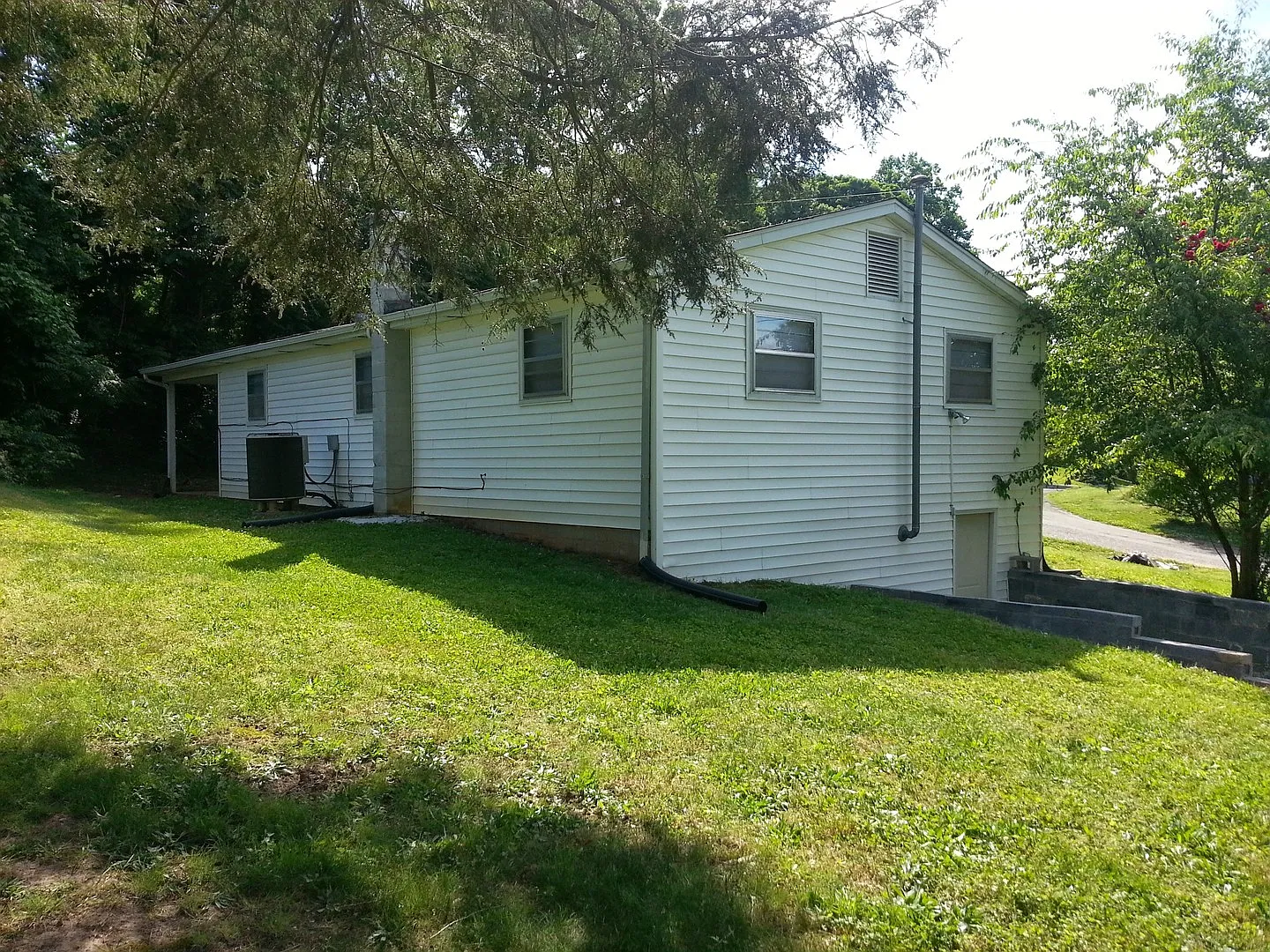Nice 3 bedroom home on west end for rent — Photo 2
