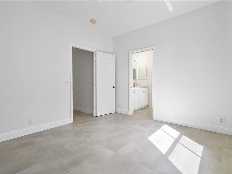 970 Greenwood Rd — Photo 27