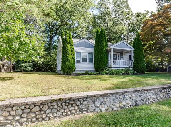 45 Glendale Dr, West Warwick, RI 02893