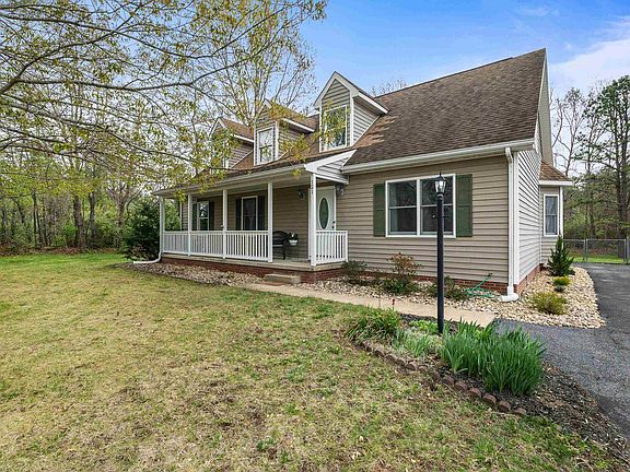 3rd image of 121 Sugarcamp Ln