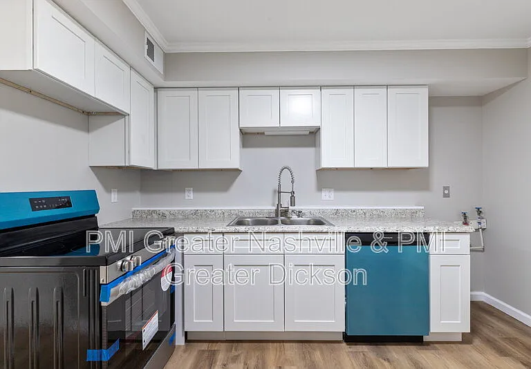 300 Spring St #8 — Photo 16
