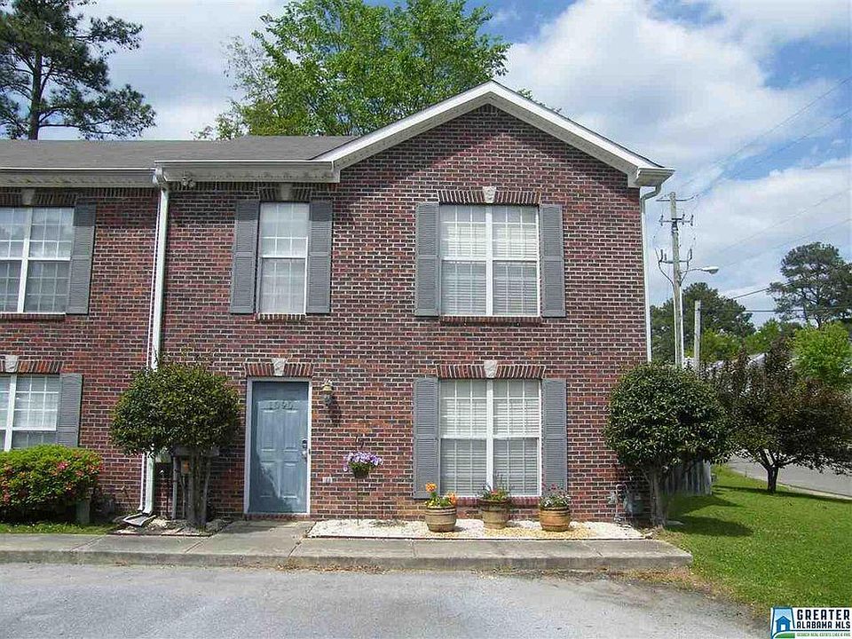 End Unit with good yard