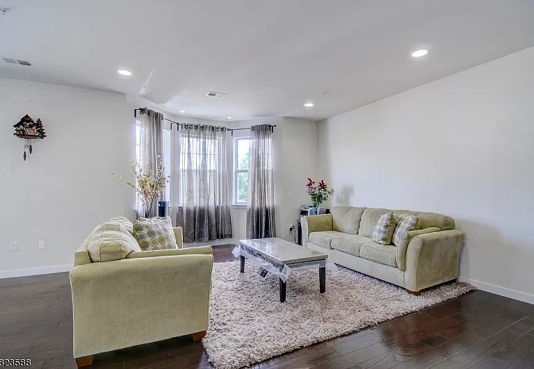 331 Pond Ln — Photo 32