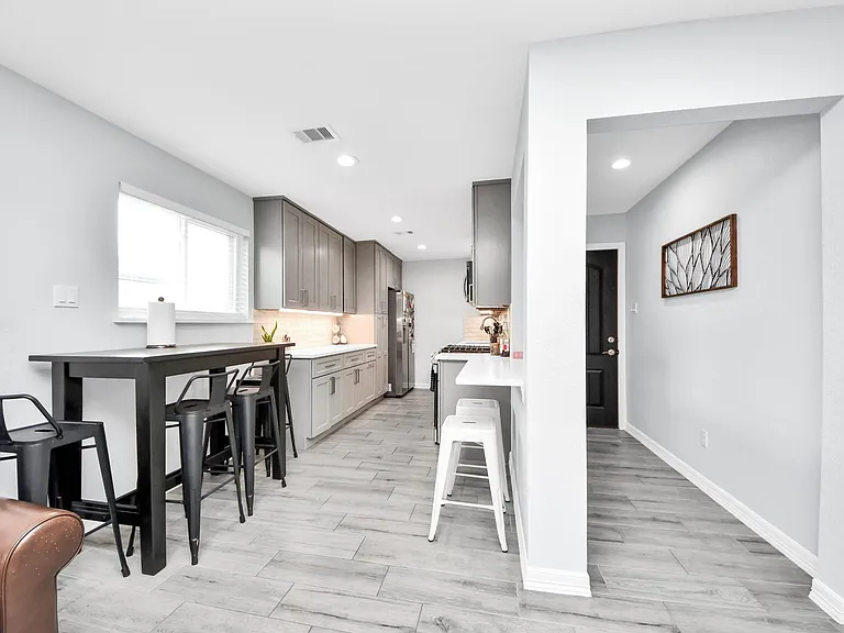 834 Ellington St — Photo 9