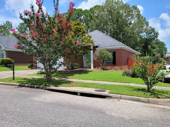 1217 Hillcrest Xing E, Mobile, AL 36695