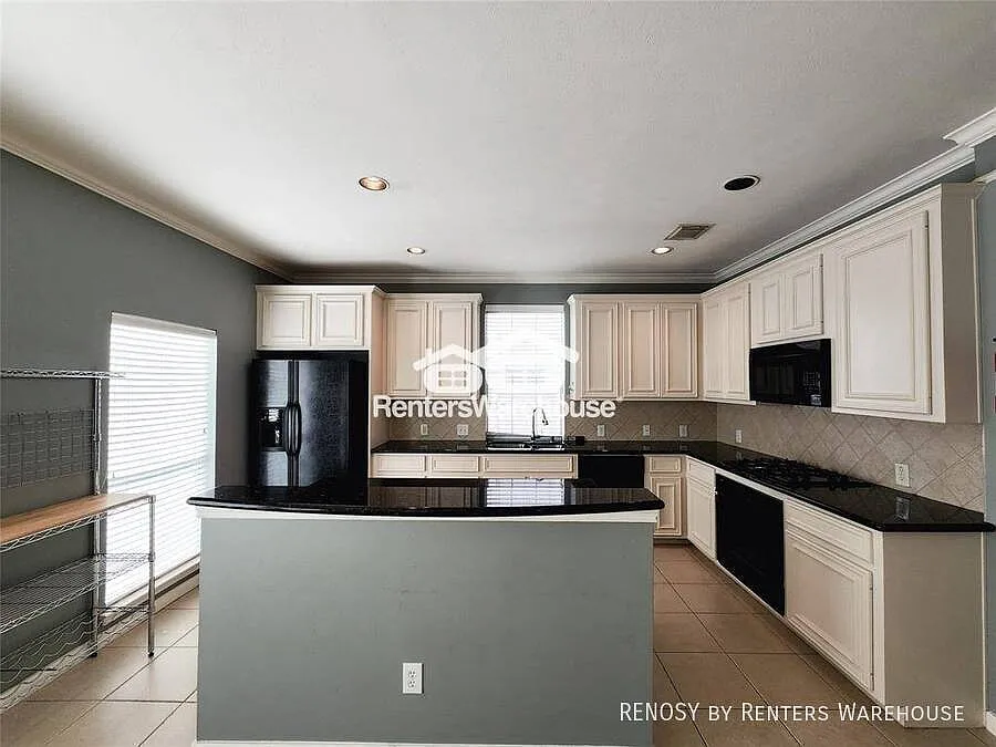 Prime Location! This stunning three-story townhome in the sought-after River Oaks/Montrose area! — Photo 4