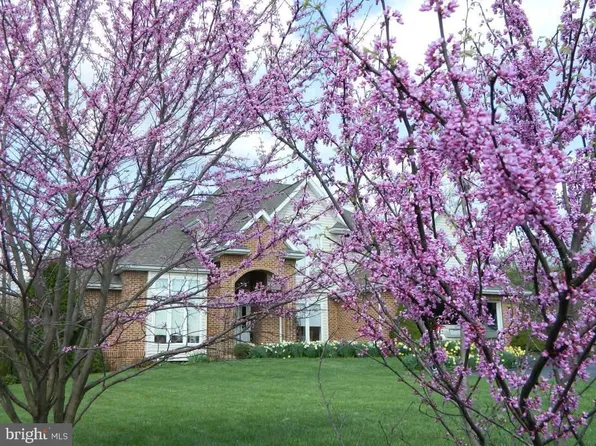 564 Peace Pipe Ln, Hedgesville, WV 25427