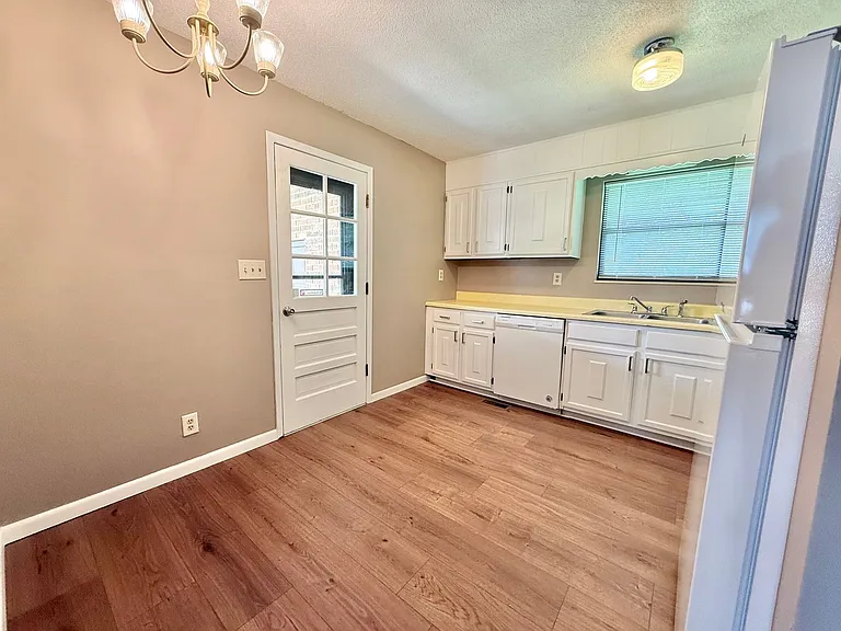 916 Brentwood Dr — Photo 7