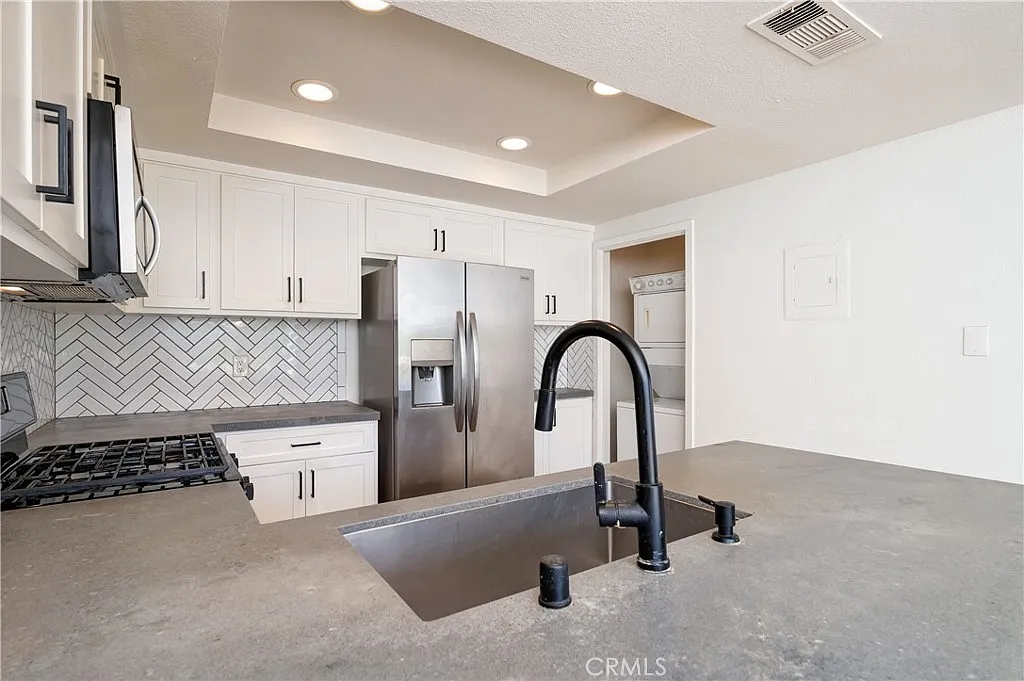 2 bed, 940 sqft, $3,350 — Photo 4