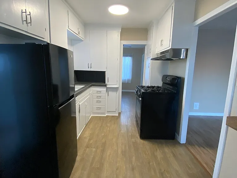 4034 1/2 Swift Ave — Photo 2