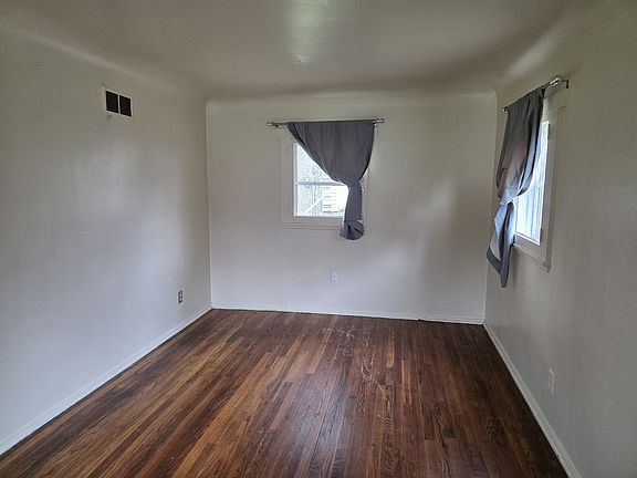 5th image of 4933 Lakeshore Rd