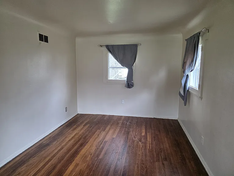 4933 Lakeshore Rd — Photo 5