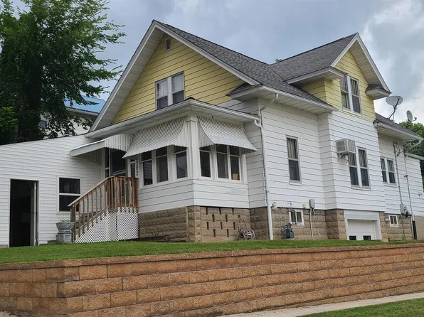 302 3rd St NE, Elkader, IA 52043