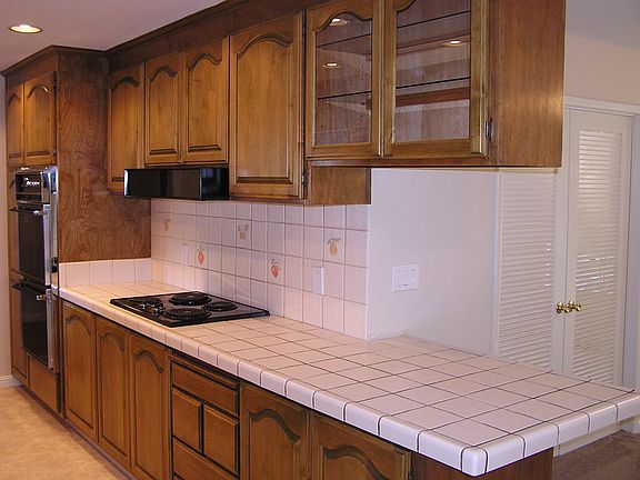 Double-oven, much storage in kitchen