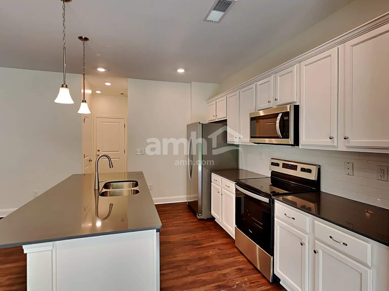 4 bed, 2.5 bath, 1977 sqft, $2,670 — Photo 3