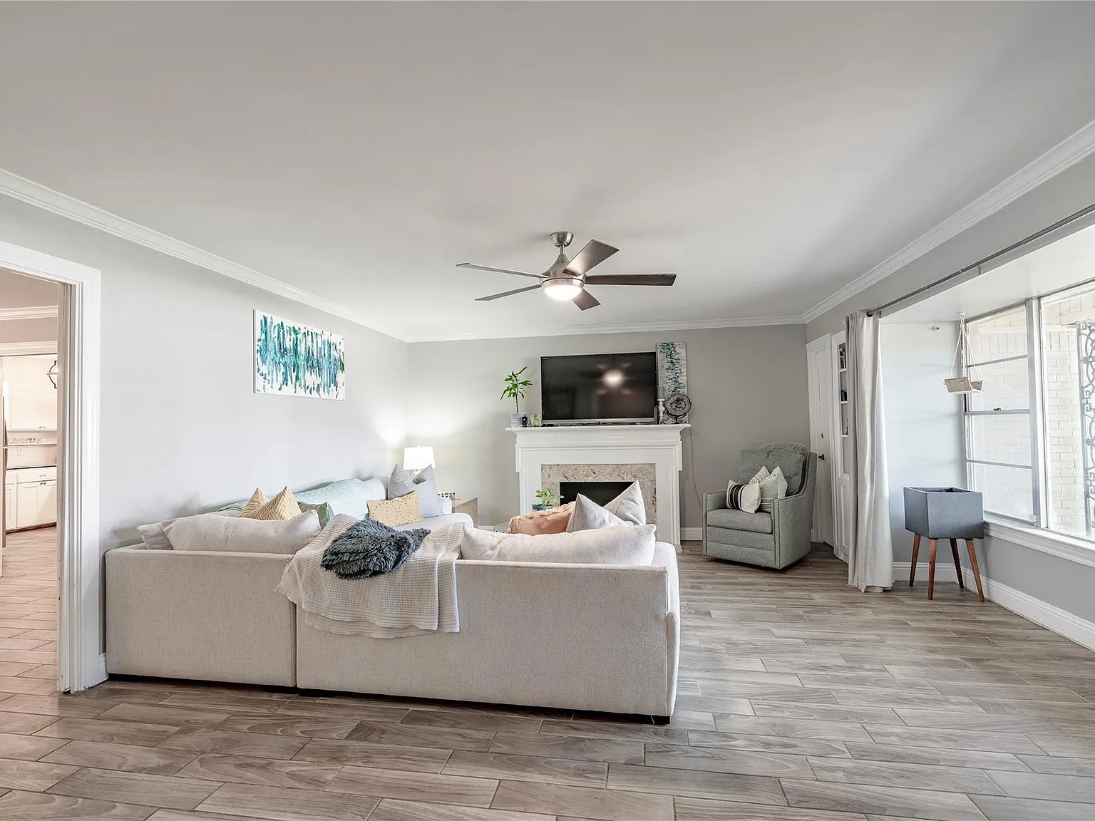 2 bed, 1728 sqft, $2,300 — Photo 4
