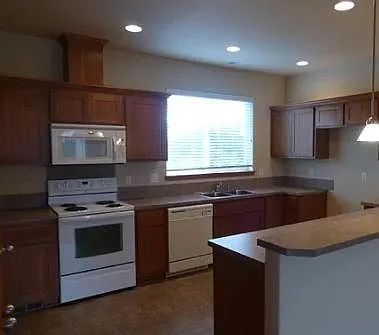 2 bed, 2.5 bath, 1925 sqft, $1,999 — Photo 4