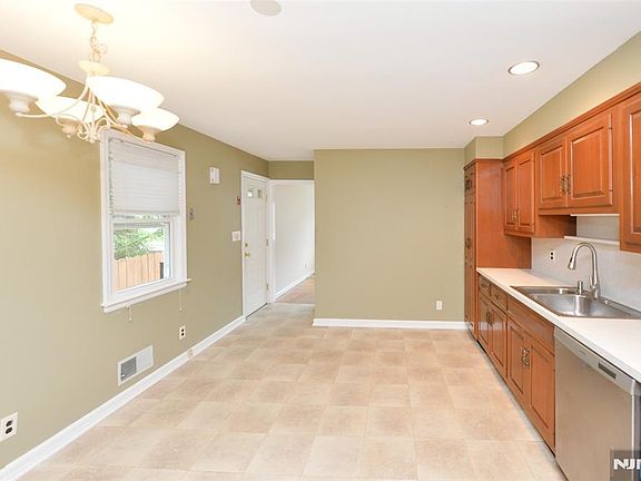 5th image of 28-19 Warren Rd