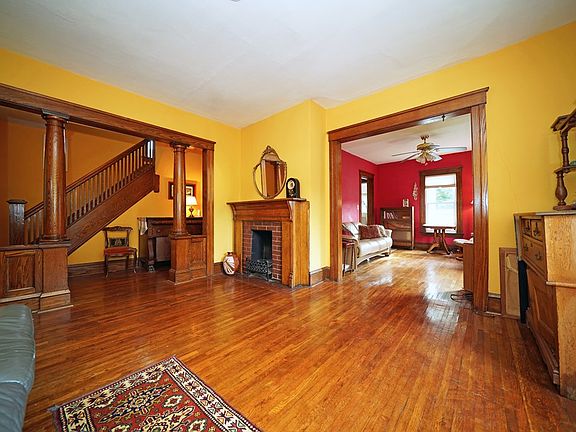 2nd image of 858 Davis St