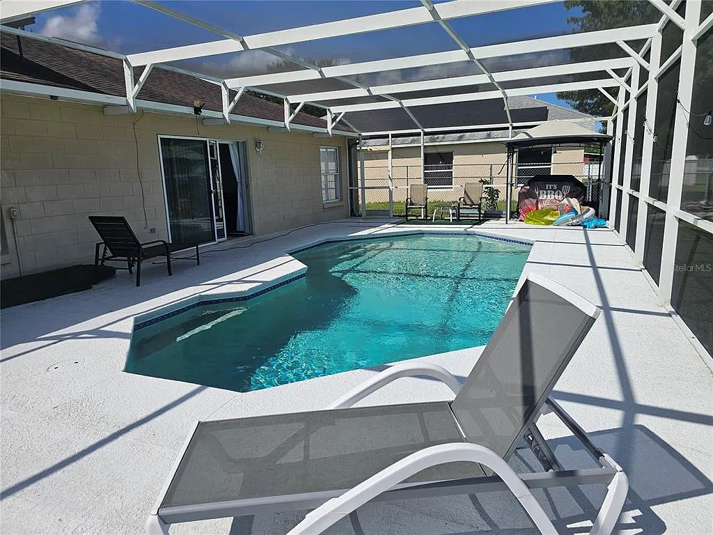 3 bed, 2.0 bath, 1224 sqft, $2,100 — Photo 2