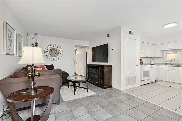 2 bed, 1.0 bath, 710 sqft, $1,350 — Photo 3