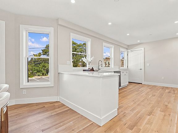 5th image of 61 Crystal St Unit 61