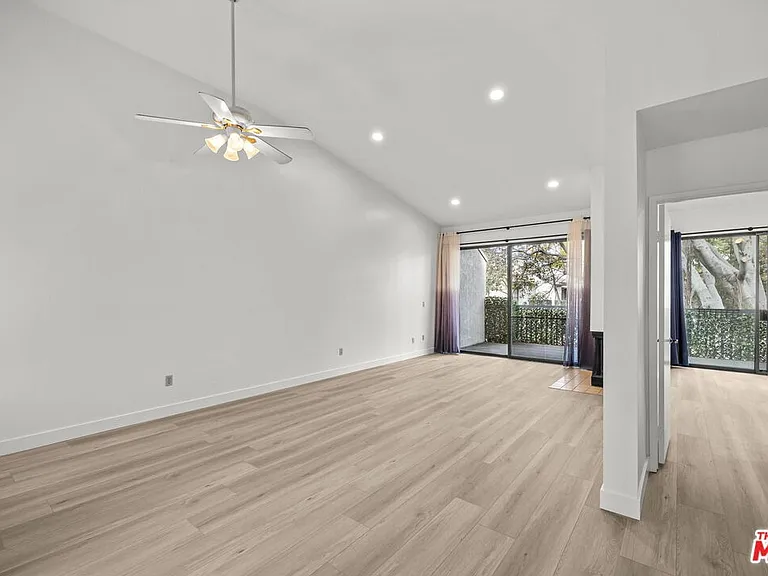 2522 W Macarthur Blvd #D — Photo 2