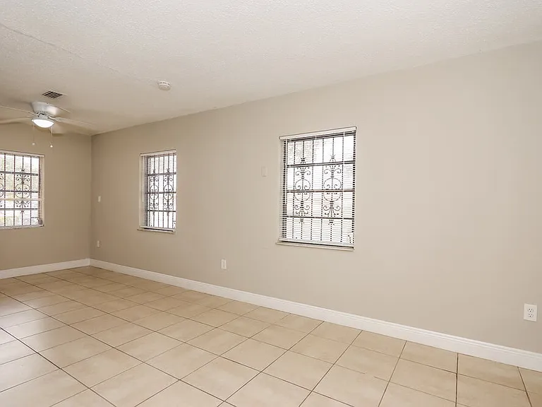 15420 NW 27th Pl — Photo 5