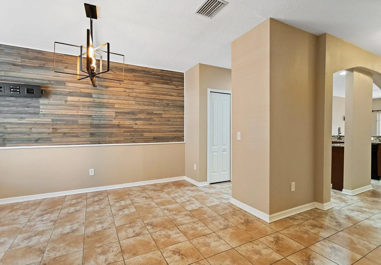 2 bed, 2.5 bath, 1383 sqft, $1,900 — Photo 3