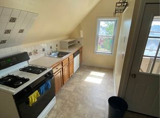 17 4th Ave #2, Lowell, MA 01854