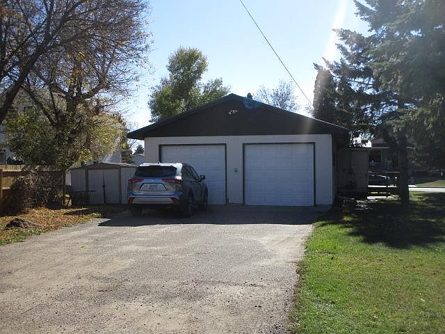 2nd image of 717 Walnut St E