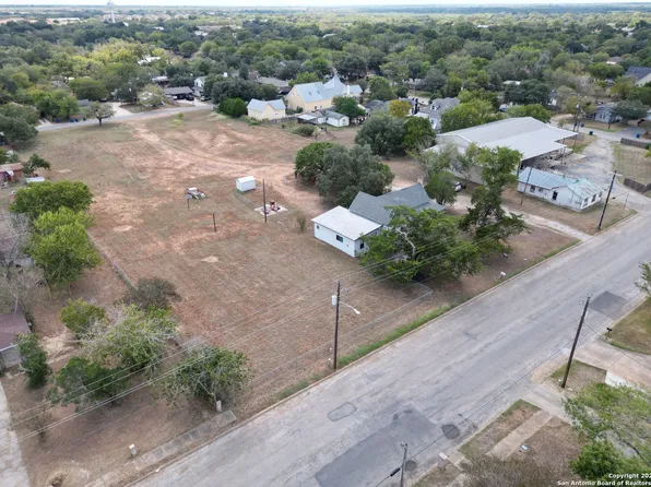 1510 C St, Floresville, TX 78114