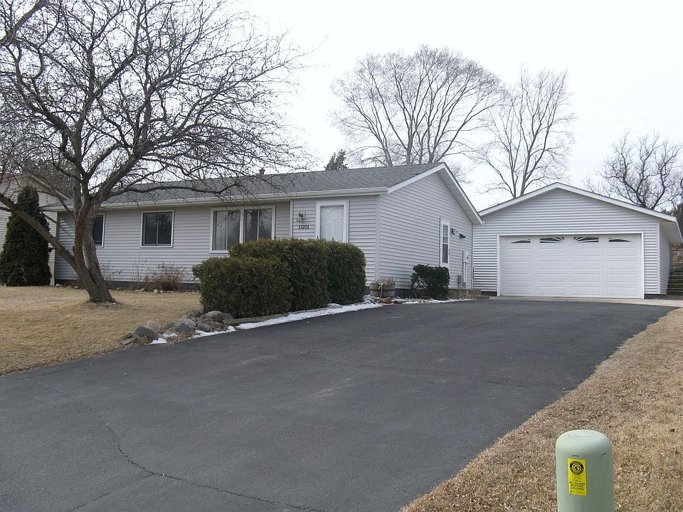 New vinyl siding, 24 x 36 garage w/ 8