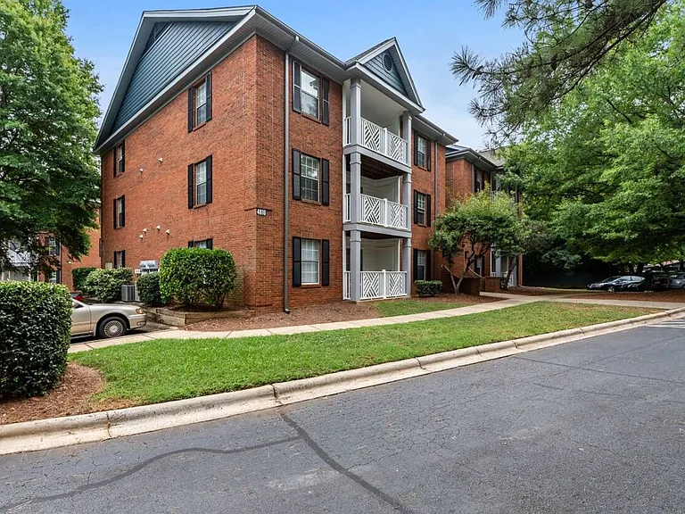Sharon Oaks Apartments — Photo 5