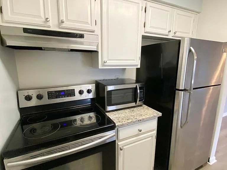 1208 Ravens Crest Dr — Photo 3